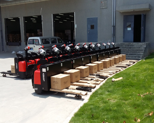 選(xuǎn)擇電動叉車時(shi)需要考慮哪些(xie)關鍵因素？如何(hé)根據實際需求(qiú)進行合理選型(xing)？