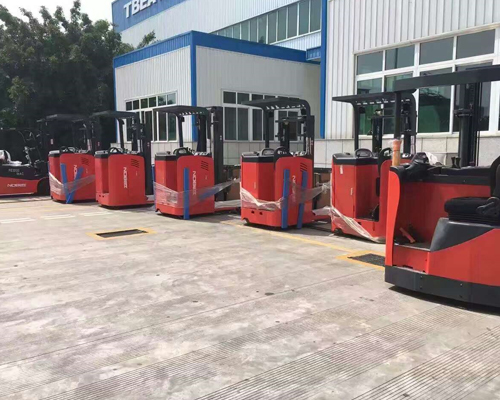 前移式叉車(che)交貨