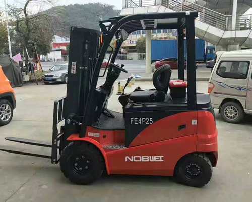 甯德時代新(xīn)能源批量平衡(héng)重電動叉車交(jiao)車