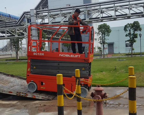 諾力剪叉式(shì)高空作業平台(tái)服役于莆田湄(mei)洲灣電廠